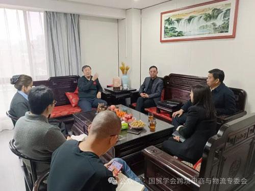 跨境電商與物流專(zhuān)業(yè)委員會(huì)負(fù)責(zé)人高翔與河南路通國(guó)際經(jīng)貿(mào)集團(tuán)李鋼偉董事長(zhǎng)會(huì)面，共商行業(yè)發(fā)展新機(jī)遇